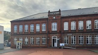 Historisches Backsteingebäude in Eckernförde mit roter Backsteinfassade, großen Fenstern und klassischer Architektur