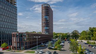 Modernes Büro- und Hochhausensemble in Braunschweig mit markantem Hochhaus, Glasfassaden und begrünten Außenanlagen